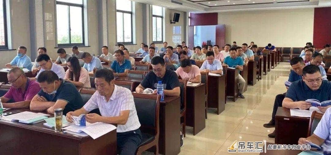 市住建局召开建筑起重机械安全监管工作会