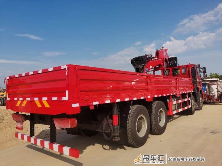 陕汽德龙(新M3000)前四后八长兴30吨折臂随车吊
