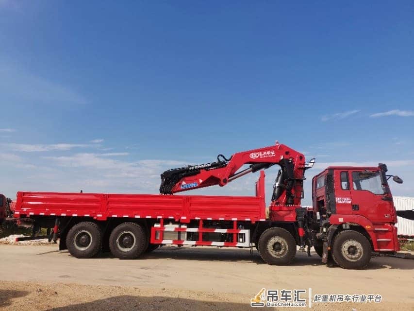陕汽德龙(新M3000)前四后八长兴30吨折臂随车吊