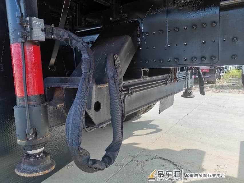 陕汽德龙(新M3000)前四后八长兴30吨折臂随车吊