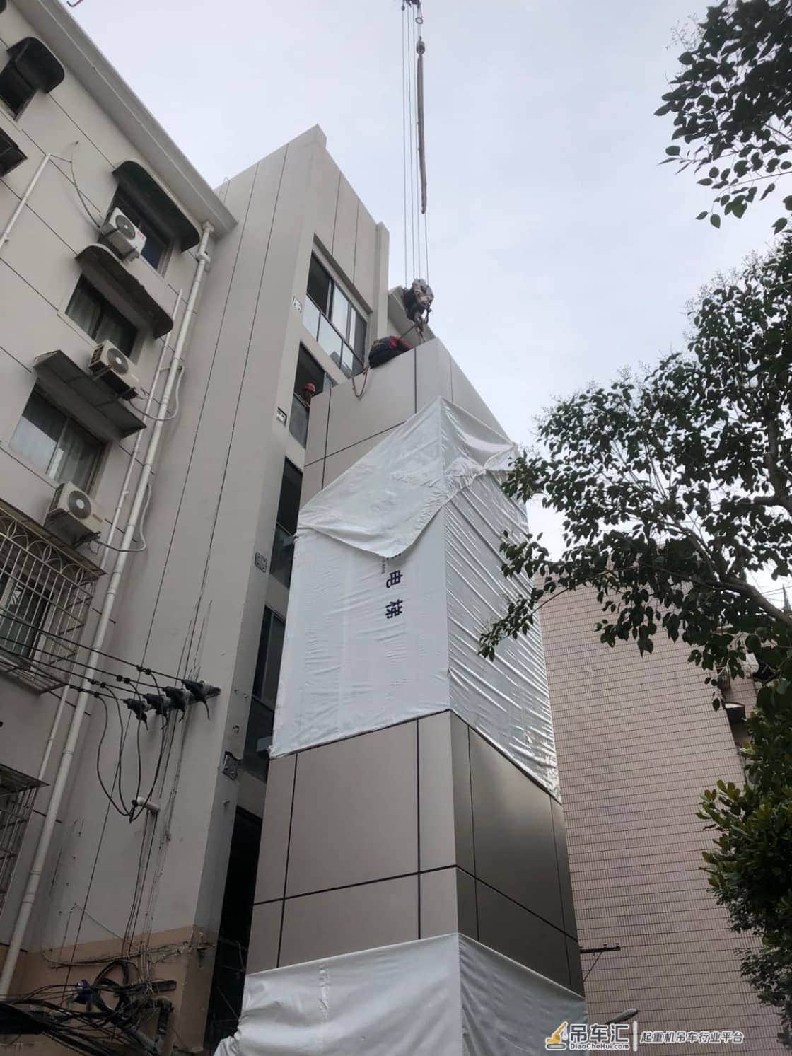 上海首台整体式装配吊装电梯在延长中路451弄小区进行加装