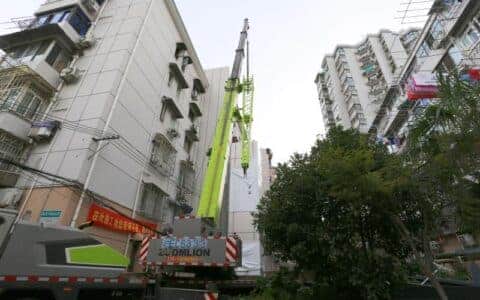 上海首台整体式装配吊装电梯在延长中路451弄小区进行加装