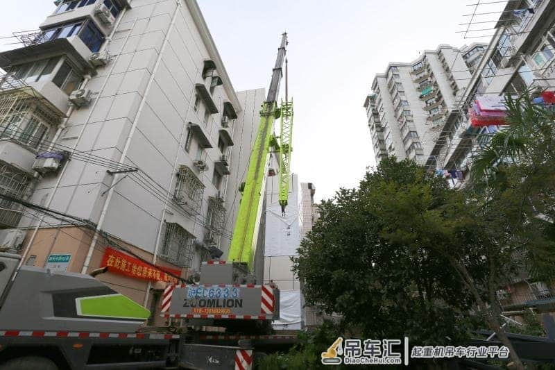 上海首台整体式装配吊装电梯在延长中路451弄小区进行加装