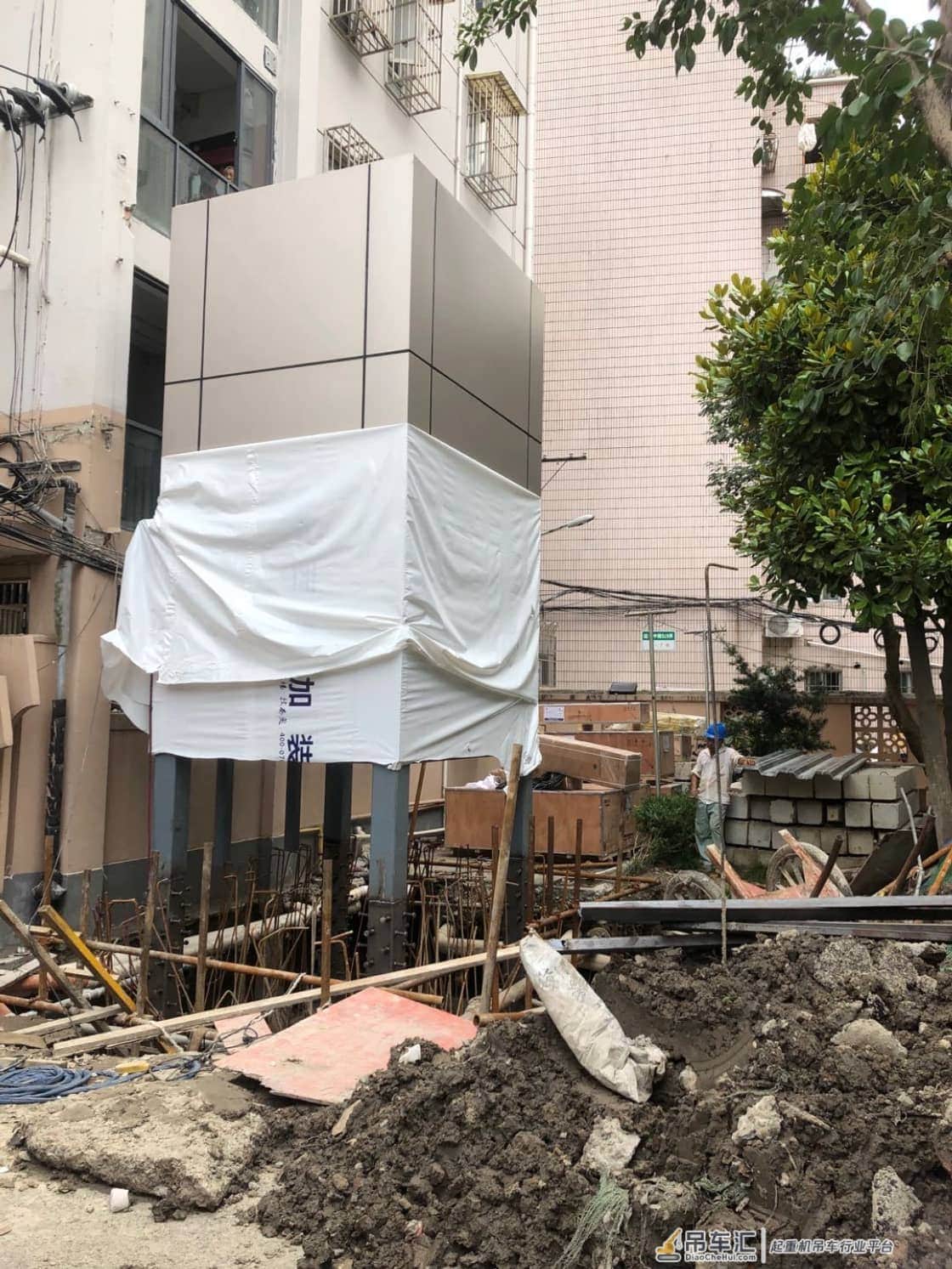 上海首台整体式装配吊装电梯在延长中路451弄小区进行加装