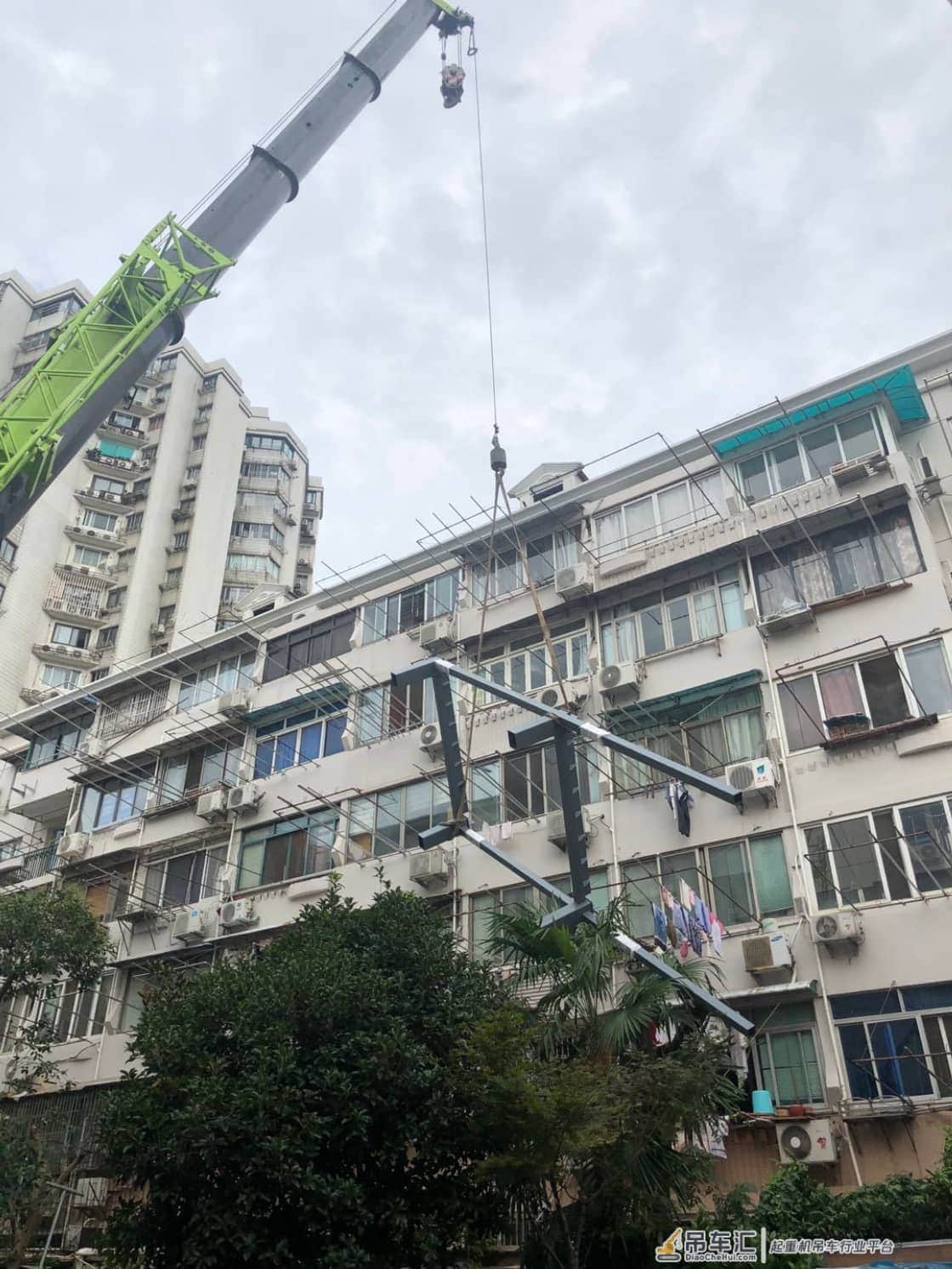 上海首台整体式装配吊装电梯在延长中路451弄小区进行加装