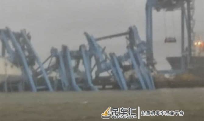 一周之内第二起垮塌事故,印度三座韩国制造巨型吊车被吹翻,要不要来找振华买新品?