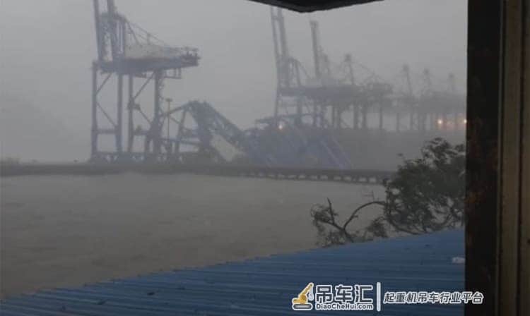 一周之内第二起垮塌事故,印度三座韩国制造巨型吊车被吹翻,要不要来找振华买新品?