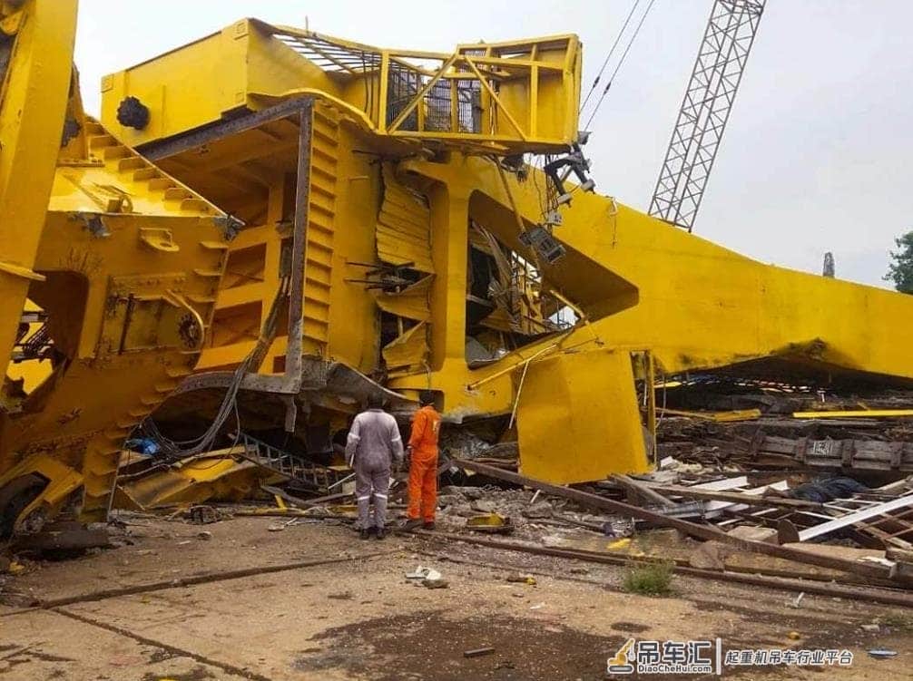 噩耗,印度造船厂大型起重机瞬间垮塌,致11人死亡,场面令人揪心