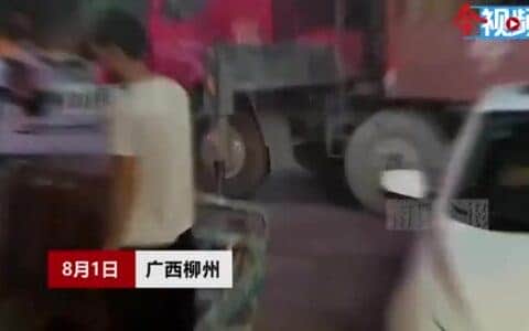 一声巨响！柳州一高空吊篮坠落，两名工人受伤