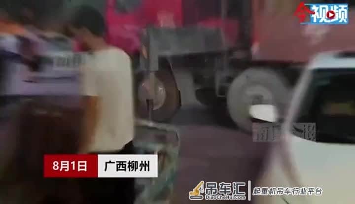 一声巨响!柳州一高空吊篮坠落,两名工人受伤