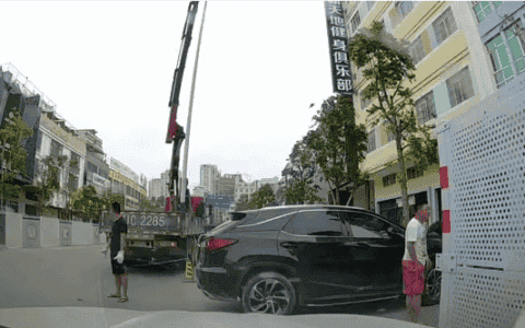 一吊车拆卸路灯，路灯杆突然倒下，路过男子被砸中脑袋倒地