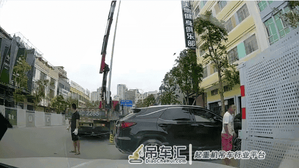 一吊车拆卸路灯，路灯杆突然倒下，路过男子被砸中脑袋倒地