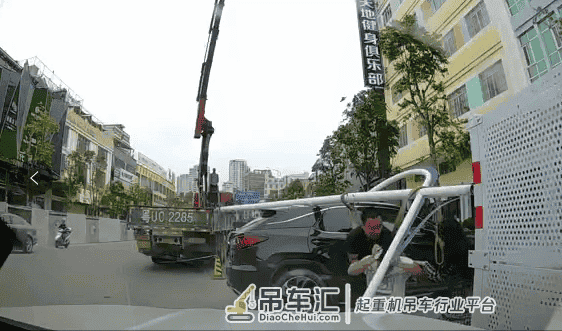 一吊车拆卸路灯,路灯杆突然倒下,路过男子被砸中脑袋倒地