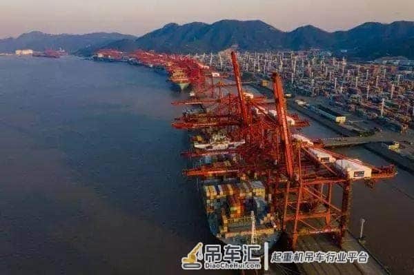 突发！全球最大集装箱船撞倒码头岸吊；PIL集装箱船一名船员落海，两船都曾挂靠宁波、上海等多个港口！出口美国的集装箱量大幅增长！