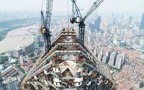 你知道300米高空的塔机是如何拆除的吗？长见识！