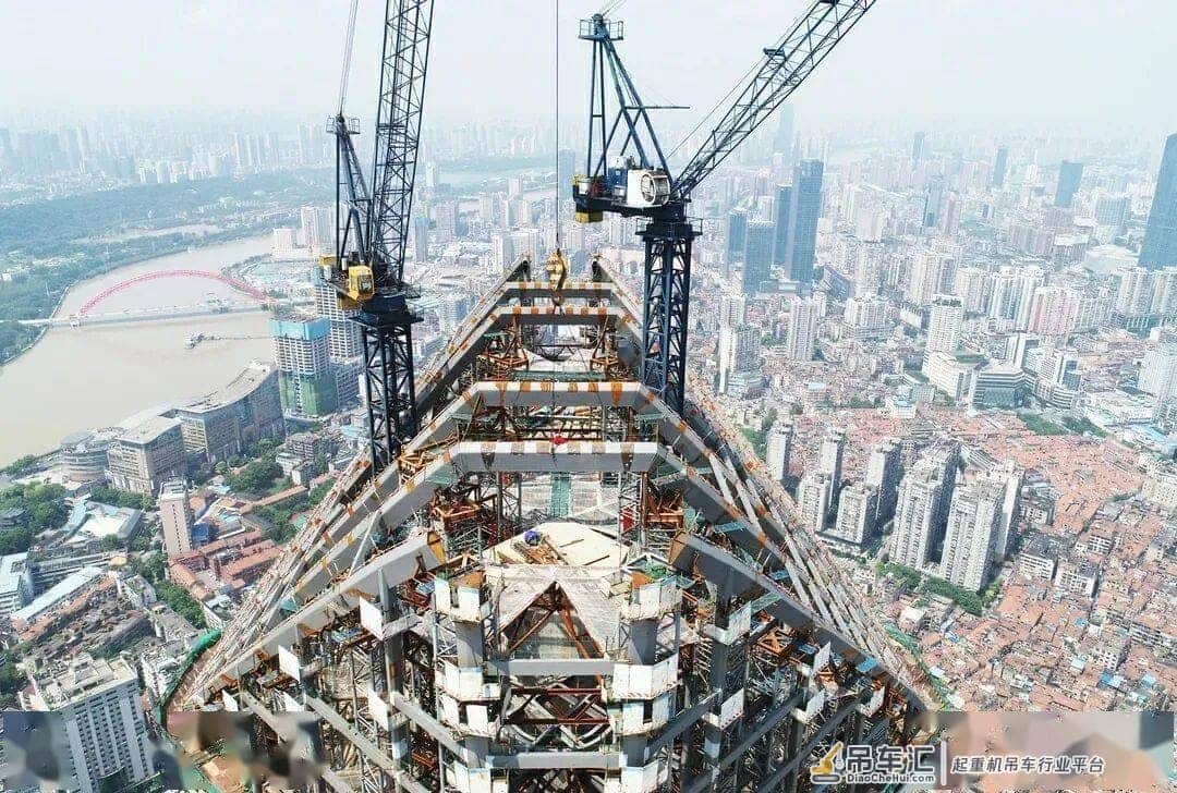 你知道300米高空的塔机是如何拆除的吗？长见识！