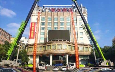 中联重科工程起重机公司 大吨位起重机交车庆典仪式在深圳市举行