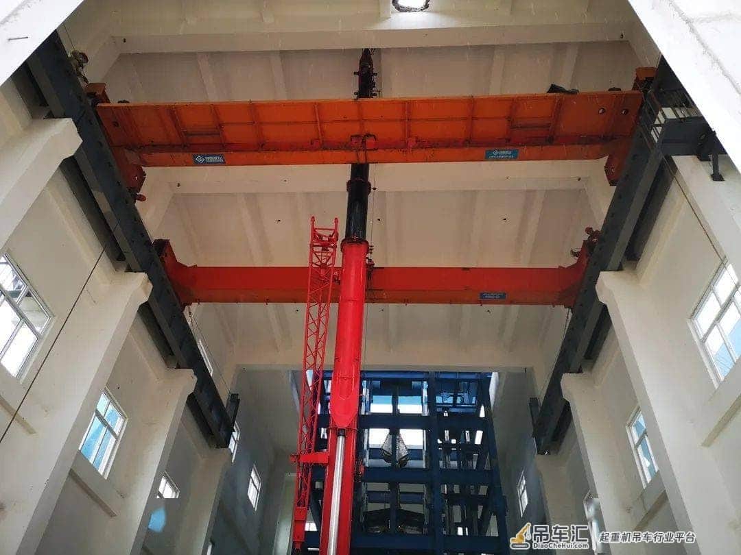 新庄项目部成功完成井口房桥式起重机吊装任务