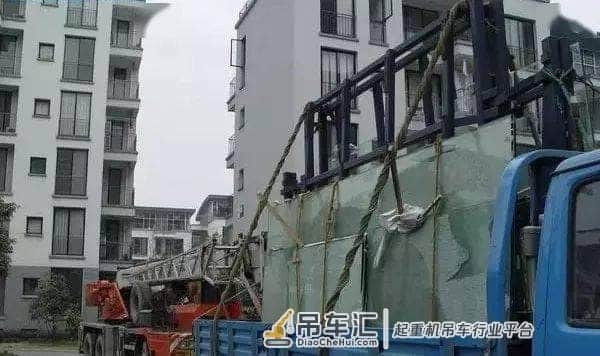 折腾 | 杭州鱼友真牛B，砸墙吊车硬把6米大缸搬进家！