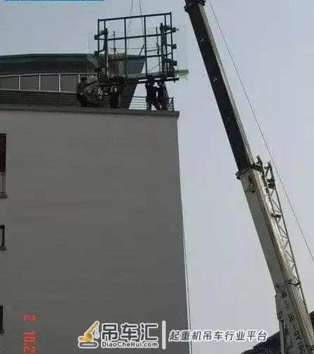 折腾 | 杭州鱼友真牛B,砸墙吊车硬把6米大缸搬进家!