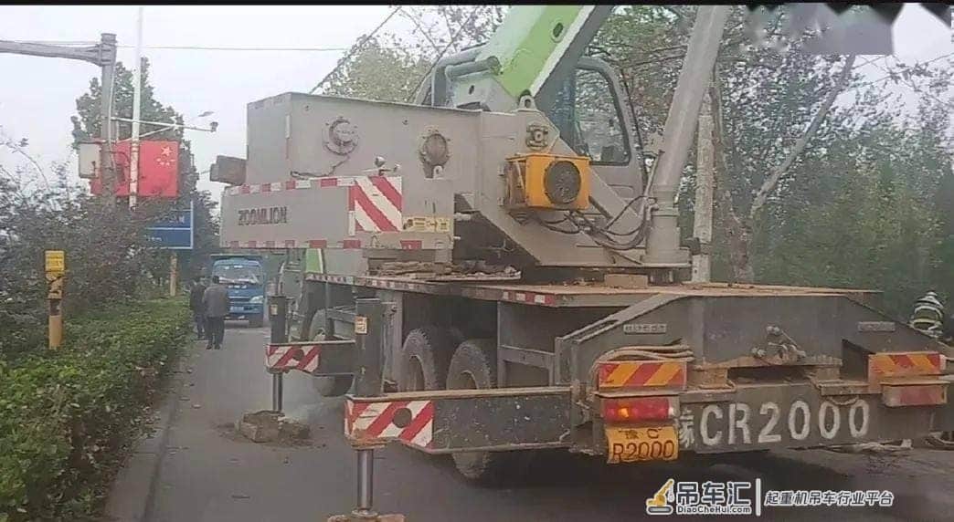 伊川吊车吊臂与高压电线接触,太危险！