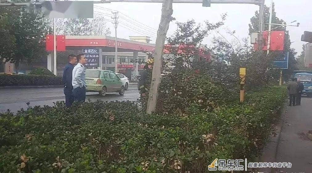 伊川吊车吊臂与高压电线接触,太危险!