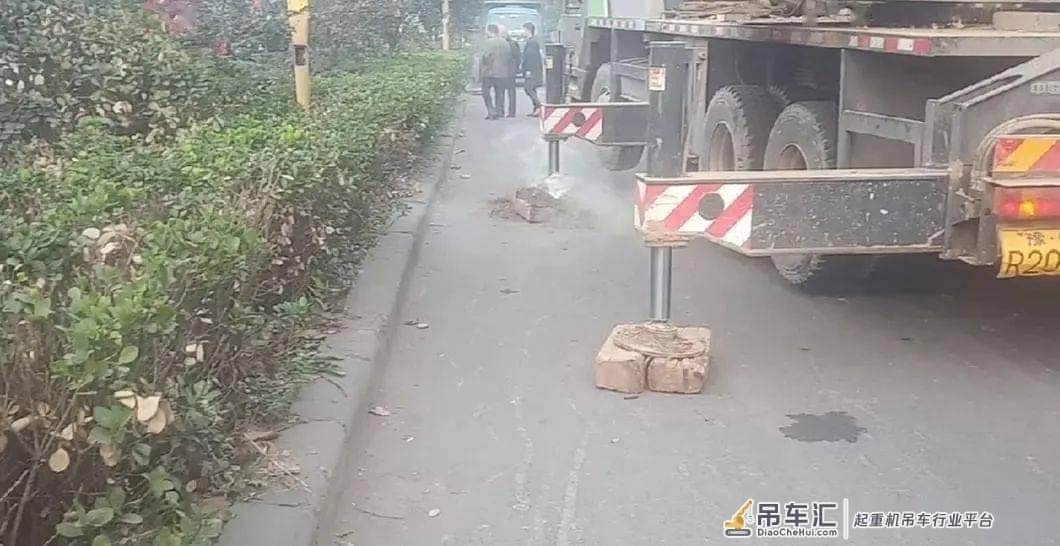伊川吊车吊臂与高压电线接触,太危险!