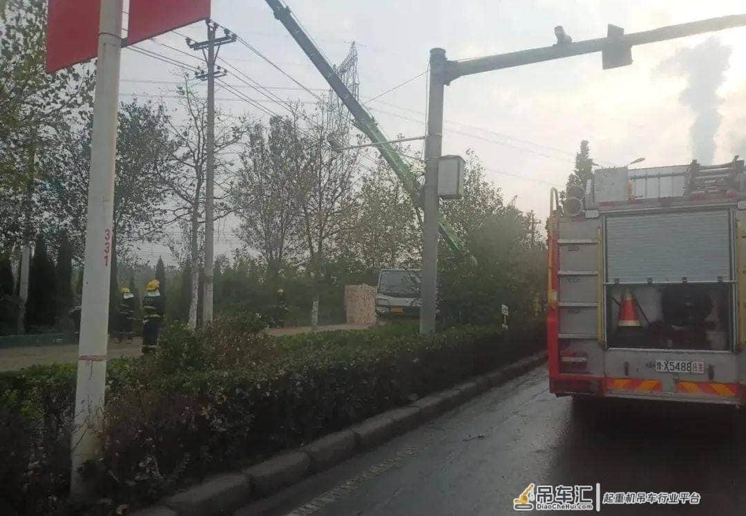 伊川吊车吊臂与高压电线接触,太危险!