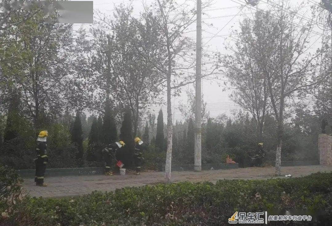 伊川吊车吊臂与高压电线接触,太危险!
