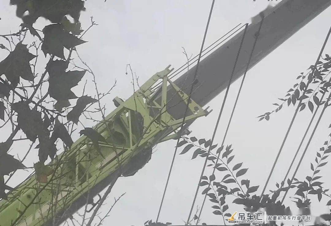 伊川吊车吊臂与高压电线接触,太危险!