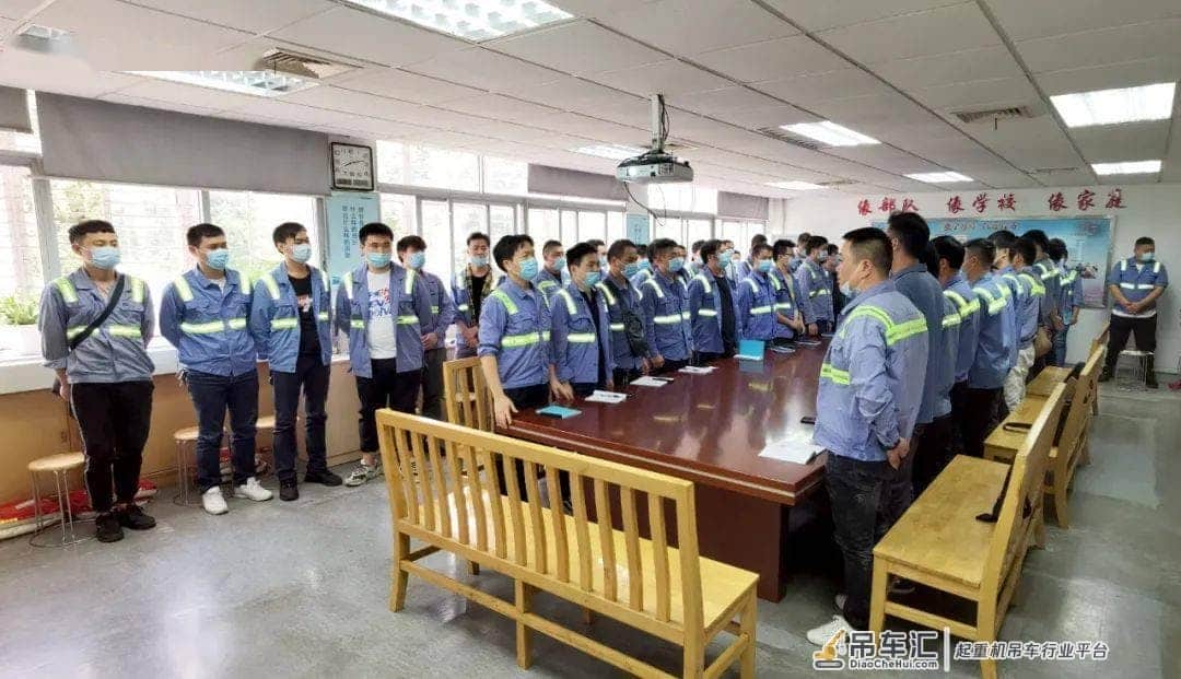 直击| 龙门吊一班周一安全例会