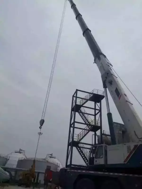 20吨吊车装副臂出动220吨大吊，这工地太壕了
