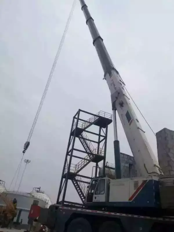 20吨吊车装副臂出动220吨大吊，这工地太壕了