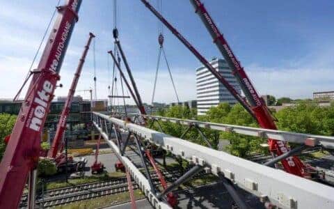 案例 | 6台吊车，16人两班制，22小时完成高8米*长70米天桥安装