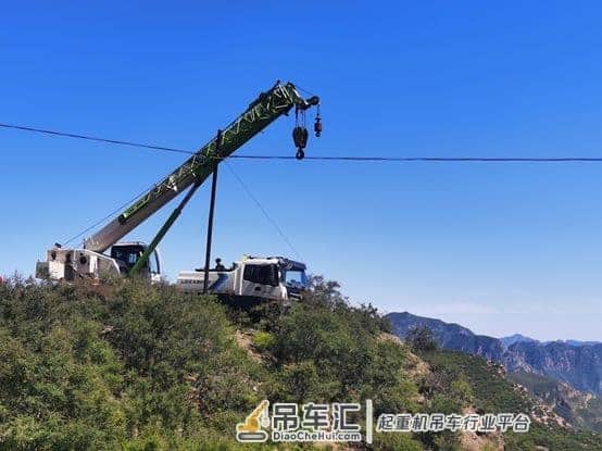 越野车滑落山崖 一月后才被吊起