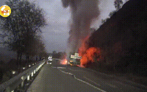 突发！?榆林一吊车行驶中突然着火 大火吞噬整车！