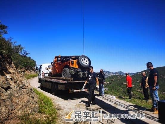 越野车滑落山崖 一月后才被吊起