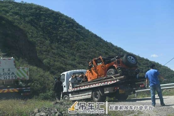 越野车滑落山崖 一月后才被吊起