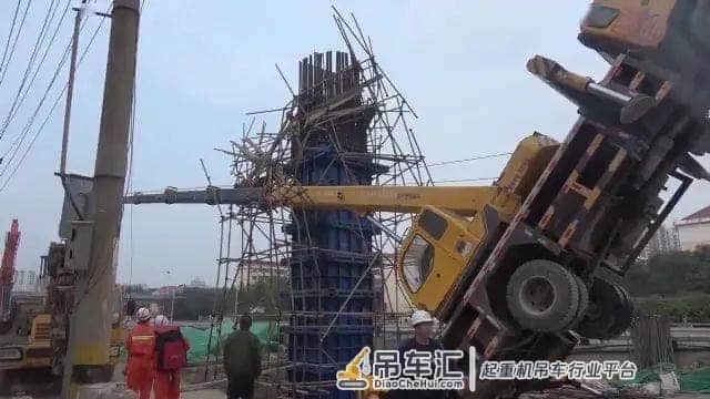 高臂吊车60度仰翻男子被困 消防紧急营救