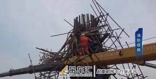 高臂吊车60度仰翻男子被困 消防紧急营救