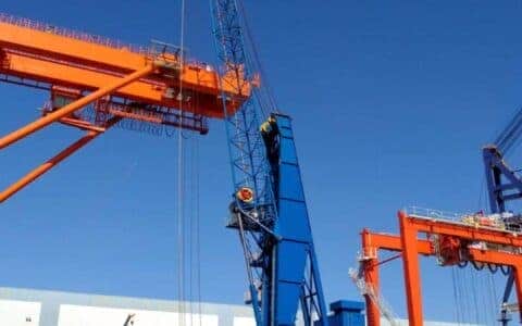 振华重工自主研发港口移动式多用途轮胎起重机完成总装