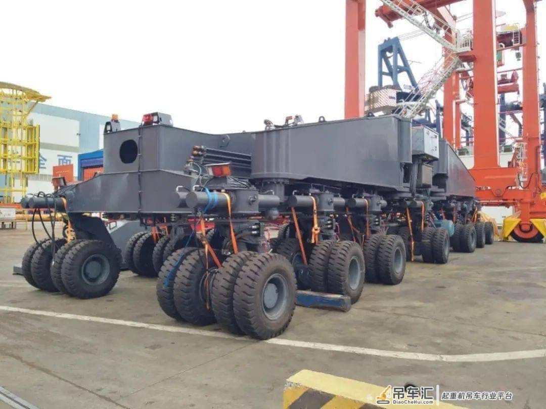 振华重工自主研发港口移动式多用途轮胎起重机完成总装