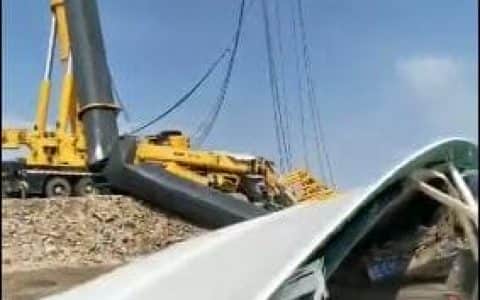 又一起风电吊装事故！叶片均损坏 另有两辆吊车、一辆轿车受损