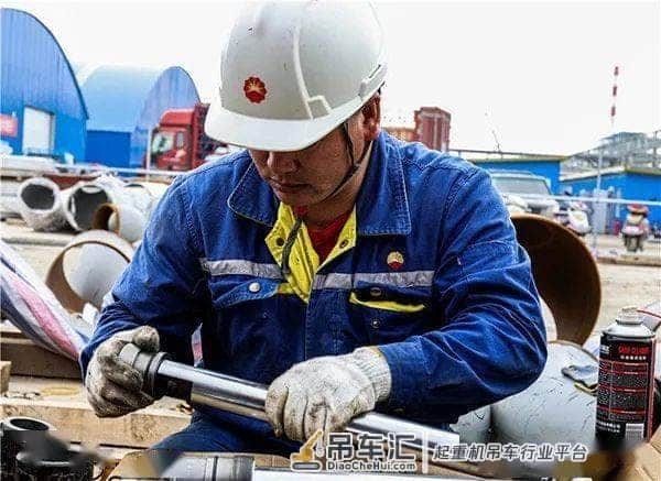 “吊车医生”——毛立青的工作缩影