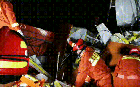 深圳地铁一施工现场龙门吊倒塌，事故造成2人死亡6人受伤