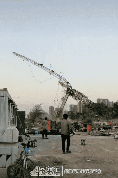 10秒，“塔吊倒塌”，司机还在上面…