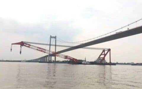 扬州海事安全维护新建大型起重机船下水试航