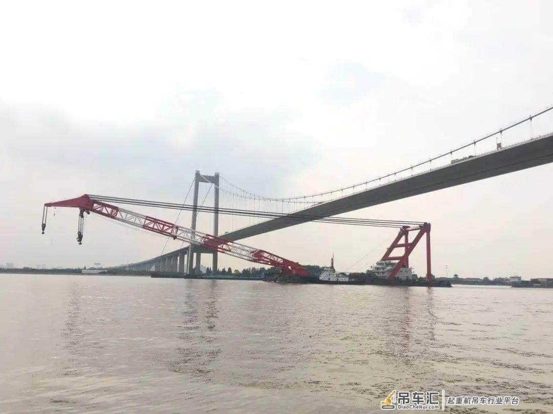 扬州海事安全维护新建大型起重机船下水试航