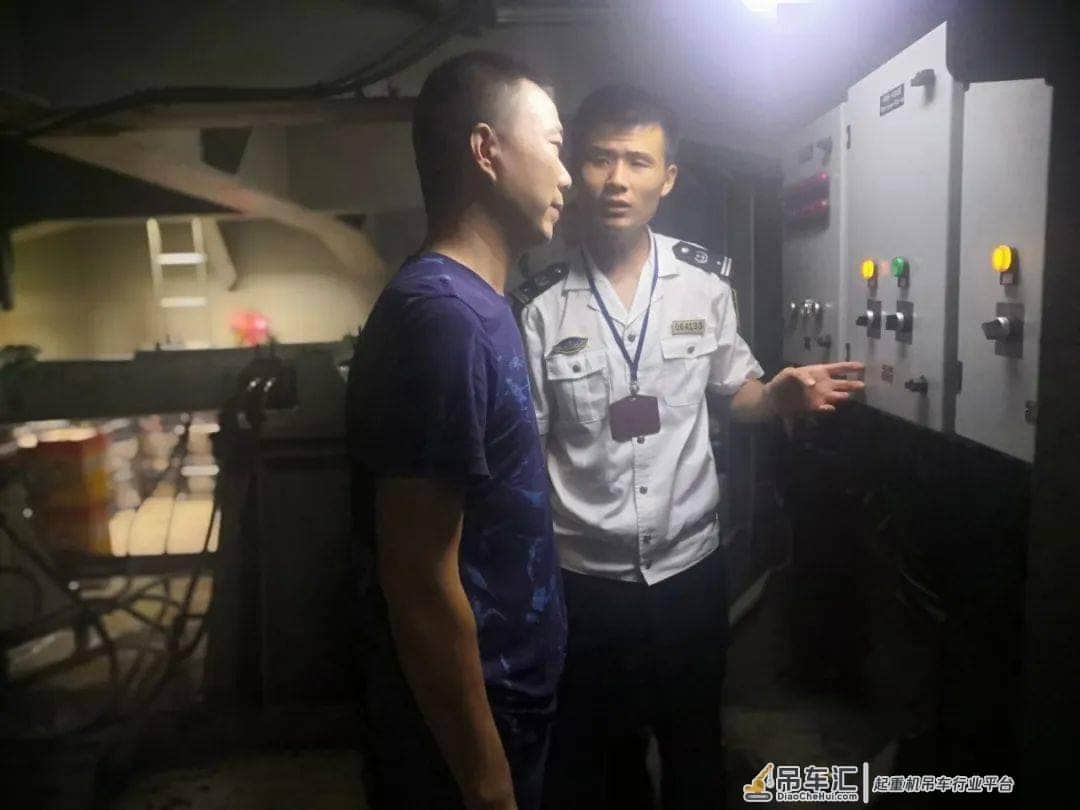 扬州海事安全维护新建大型起重机船下水试航