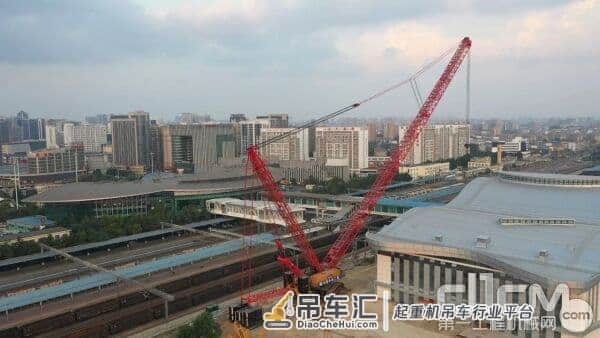横跨12轨道，擎天巨擘三一SCC20000A履带吊首秀潍坊